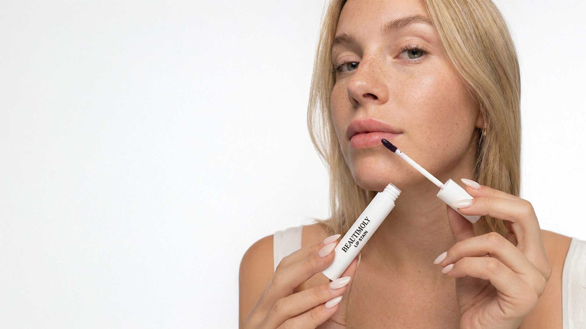 Beautimoly Daydream, sıradan bir ruj veya dudak parlatıcısı değildir; ileri teknoloji bir dudak mürekkebidir (lip stain). Formülümüz, pigmentleri dudak yüzeyinin en üst katmanına \\\\\\\"dövme etkisi\\\\\\\" ile geçici olarak sabitler.
Sürdüğünüzdeki o koyu mor yapı, aslında bir \\\\\\\"aktivatör maske\\\\\\\" görevi görür. Bu maske, boyanın dudağınıza eşit ve pürüzsüz bir şekilde dağılmasını sağlar. Maskeyi sildiğinizde, boya dudağınızla kimyasal bir bağ kurmuş olur. Bu sayede renk dudağın üzerinde bir tabaka gibi durmaz, dudağın kendisinin bir parçası gibi görünür. Sonuç: Çatlamayan, dağılmayan ve saatlerce taze kalan, suya dayanıklı bir renk teknolojisi.